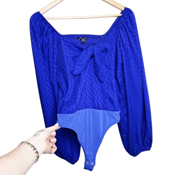 New with Tag Express Women's Royal Blue Satin Houndstooth Wide Sleeve Bodysuit - Picture 3 of 16